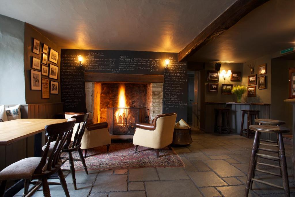 The Kings Arms Hotel Didmarton Exterior foto